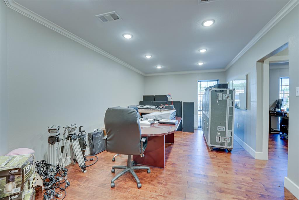 650 S Interstate 35 Road Property Photo 11