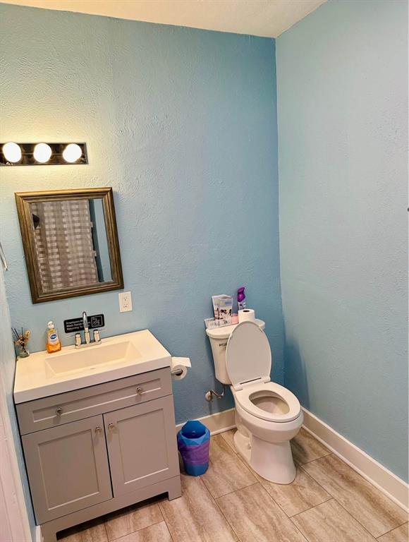 210 W Pembroke Avenue Property Photo 4