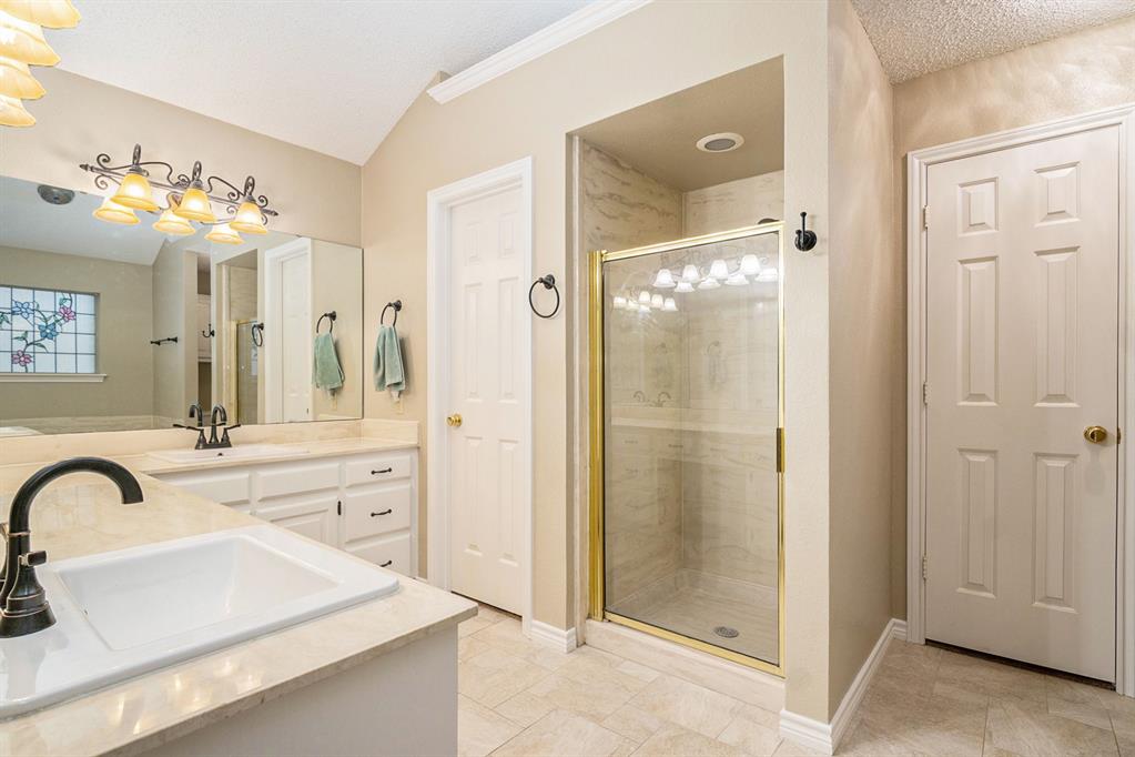 2429 E Windsor Drive Property Photo 9