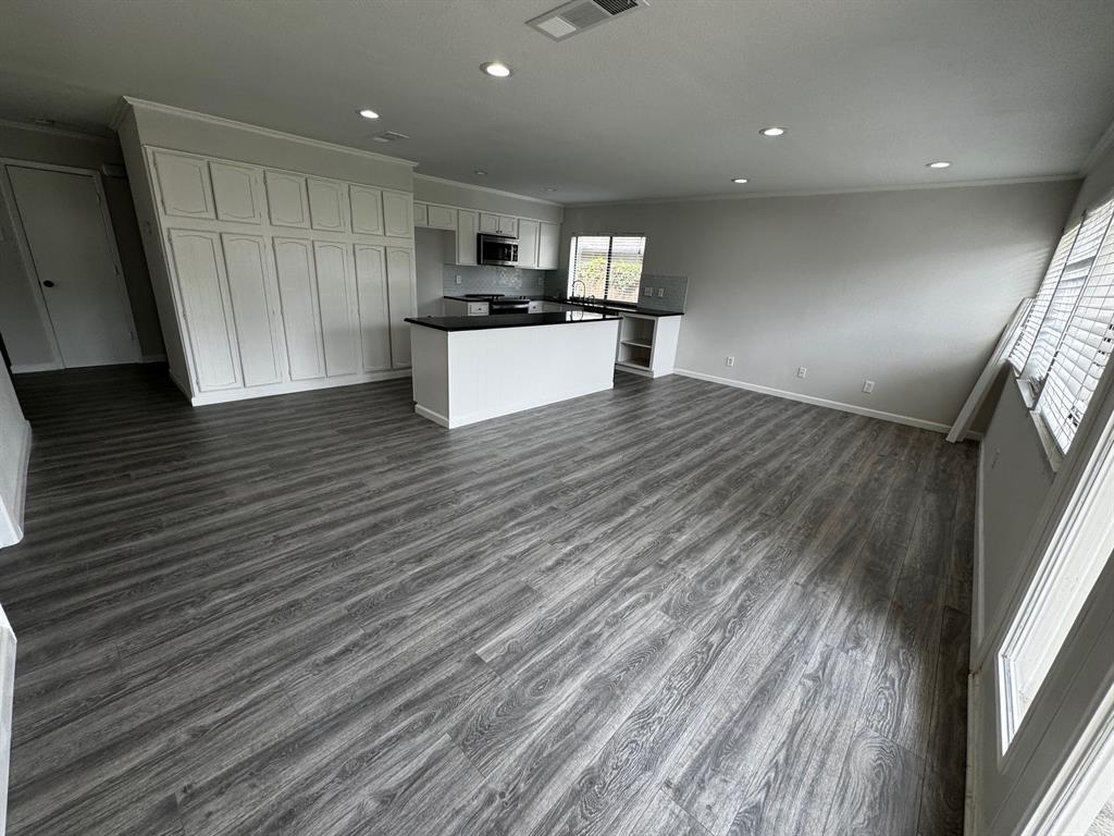 2910 Raintree Drive Property Photo 4