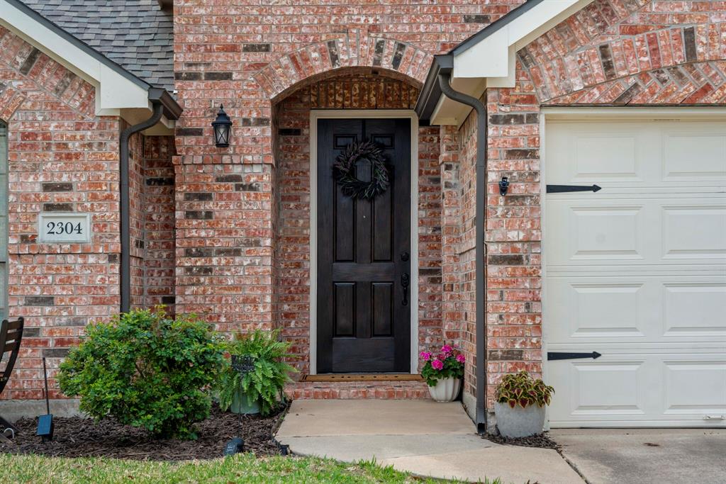 2304 Crestridge Drive Property Photo 3