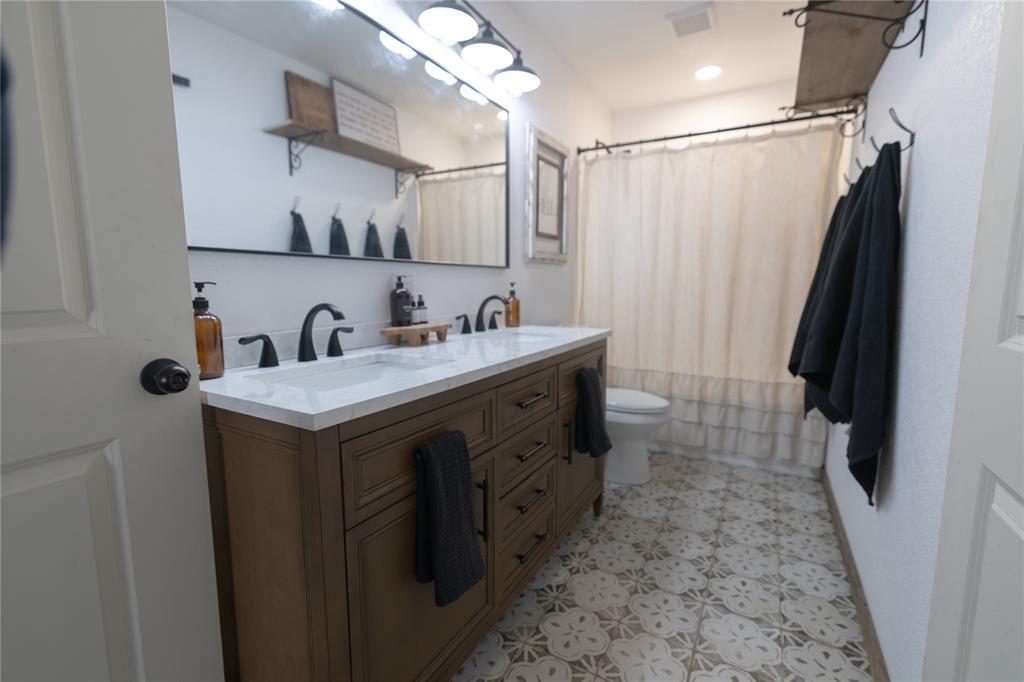 1366 Salesville Road Property Photo 13