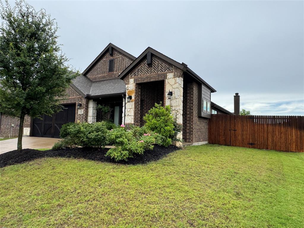1913 Maplewood Drive Property Photo 1