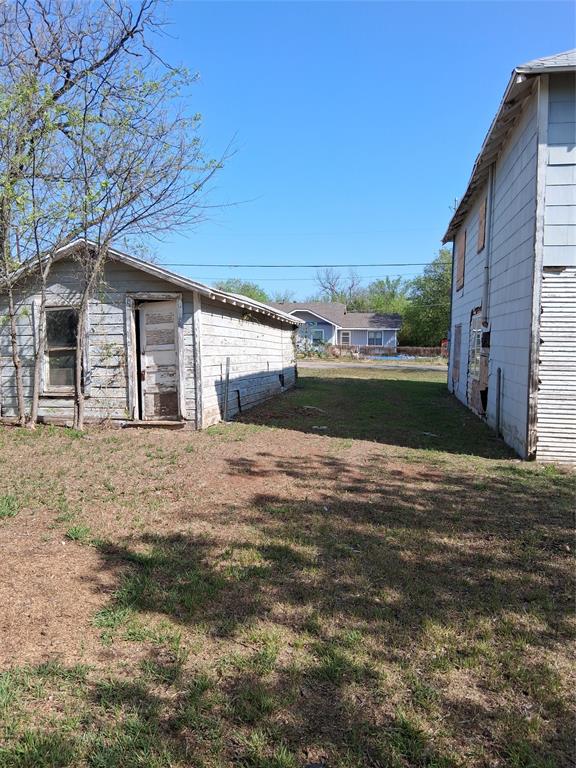 208 E 4th Street Property Photo 4
