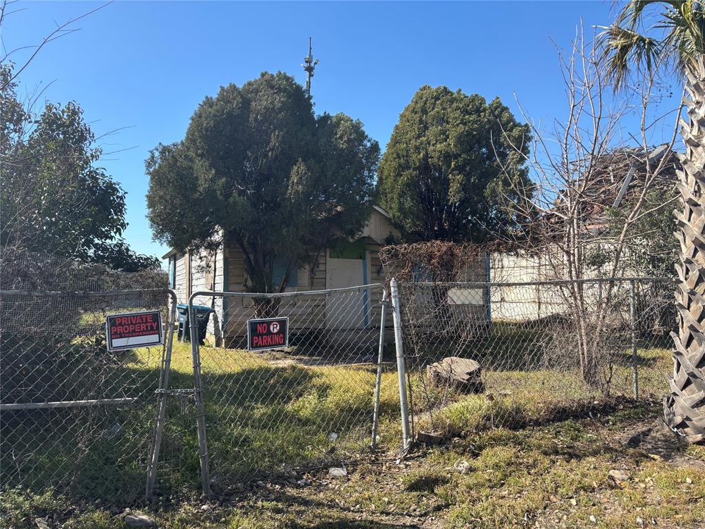 3703 N Commerce Street Property Photo