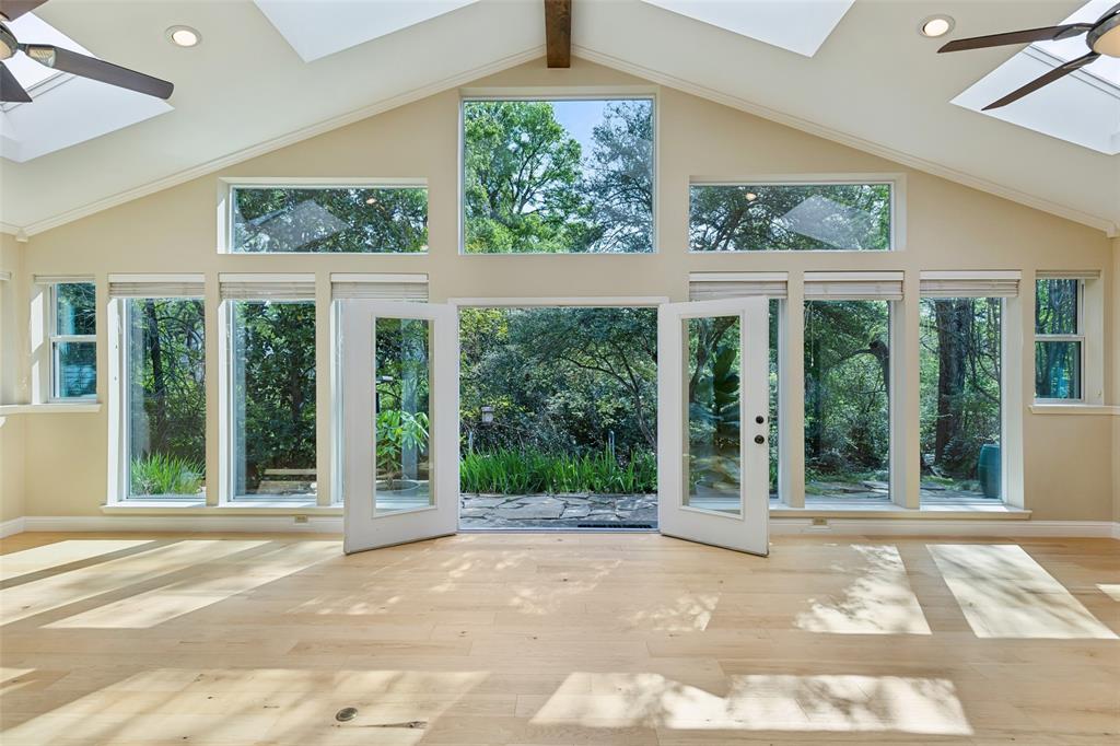6810 Harvest Glen Drive Property Photo 1