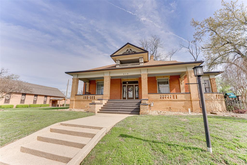 210 W Elm Street Property Photo