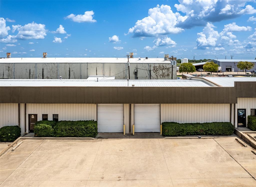 108 Industrial Drive Property Photo 4