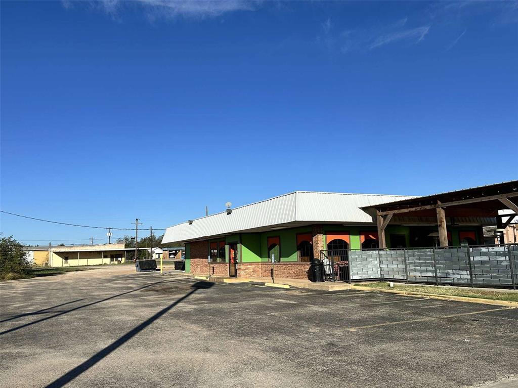 2000 S Commercial Avenue Property Photo