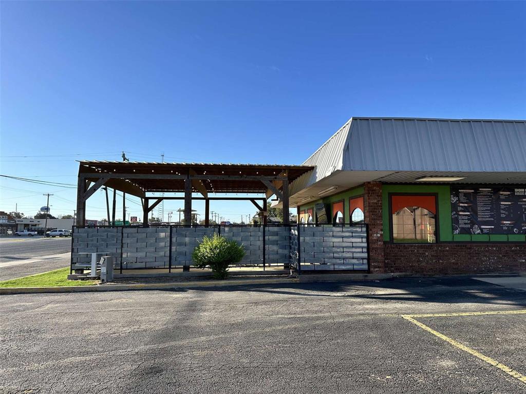 2000 S Commercial Avenue Property Photo 2