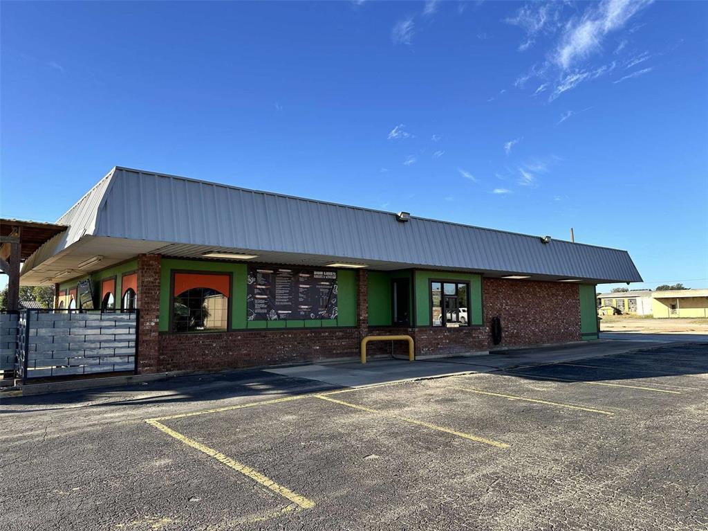 2000 S Commercial Avenue Property Photo 3
