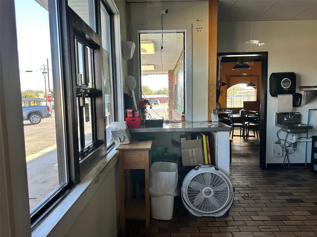 2000 S Commercial Avenue Property Photo 11