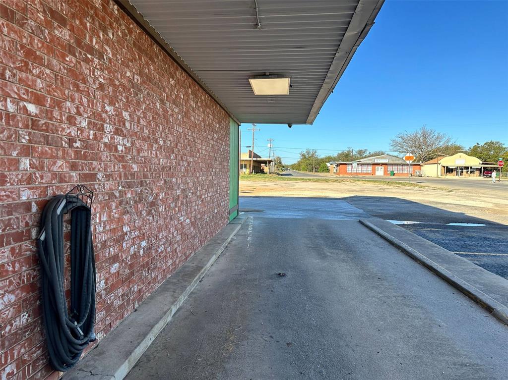 2000 S Commercial Avenue Property Photo 13
