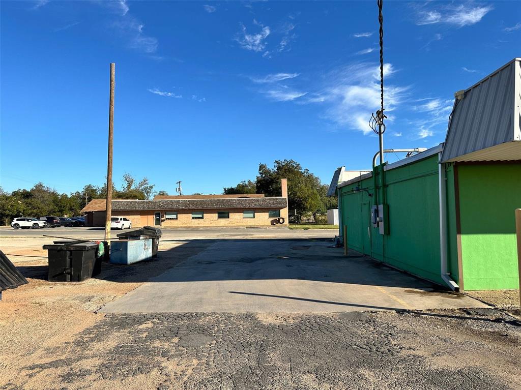 2000 S Commercial Avenue Property Photo 15