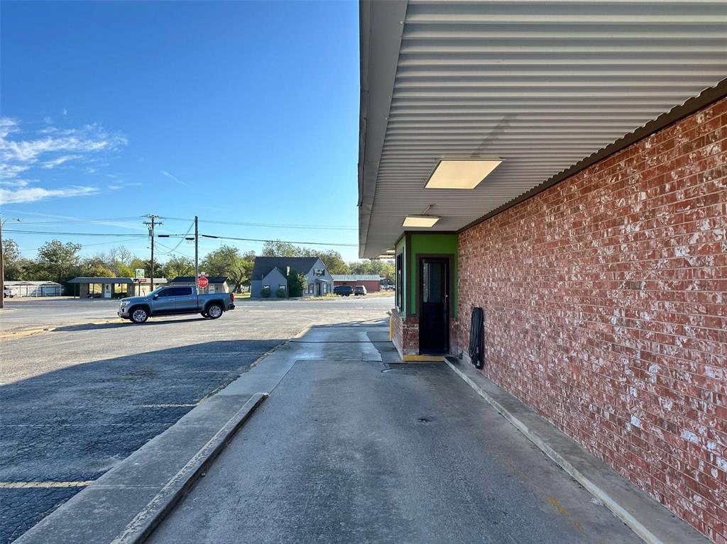 2000 S Commercial Avenue Property Photo 16