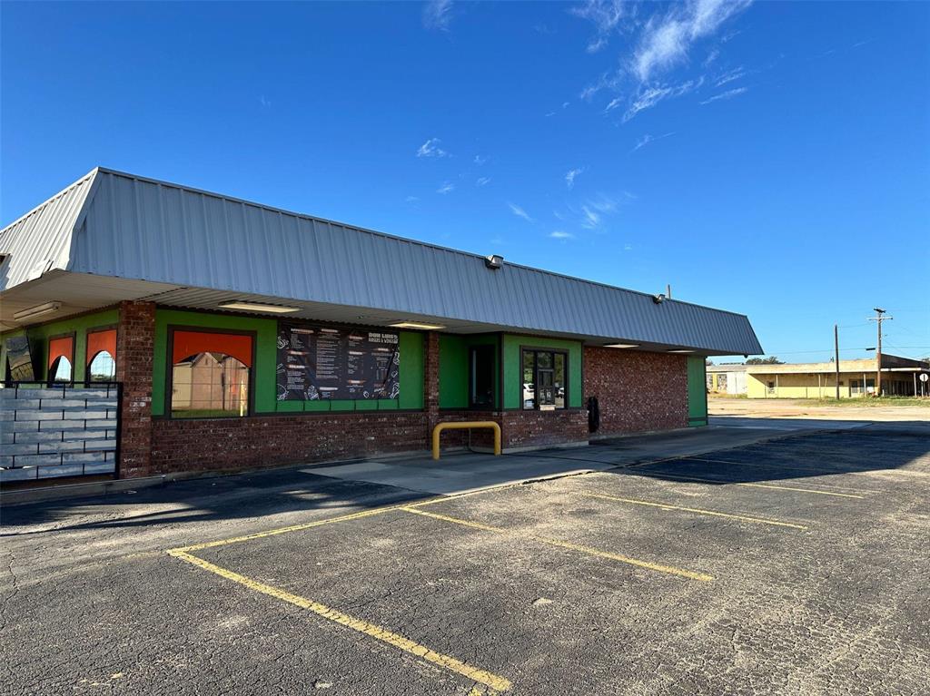 2000 S Commercial Avenue Property Photo 18