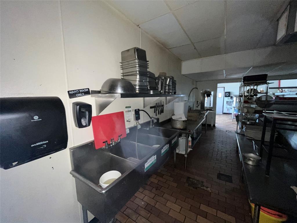 2000 S Commercial Avenue Property Photo 25