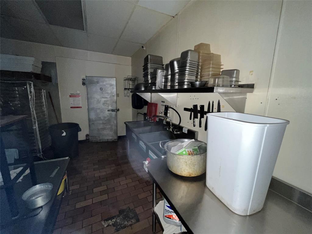 2000 S Commercial Avenue Property Photo 26
