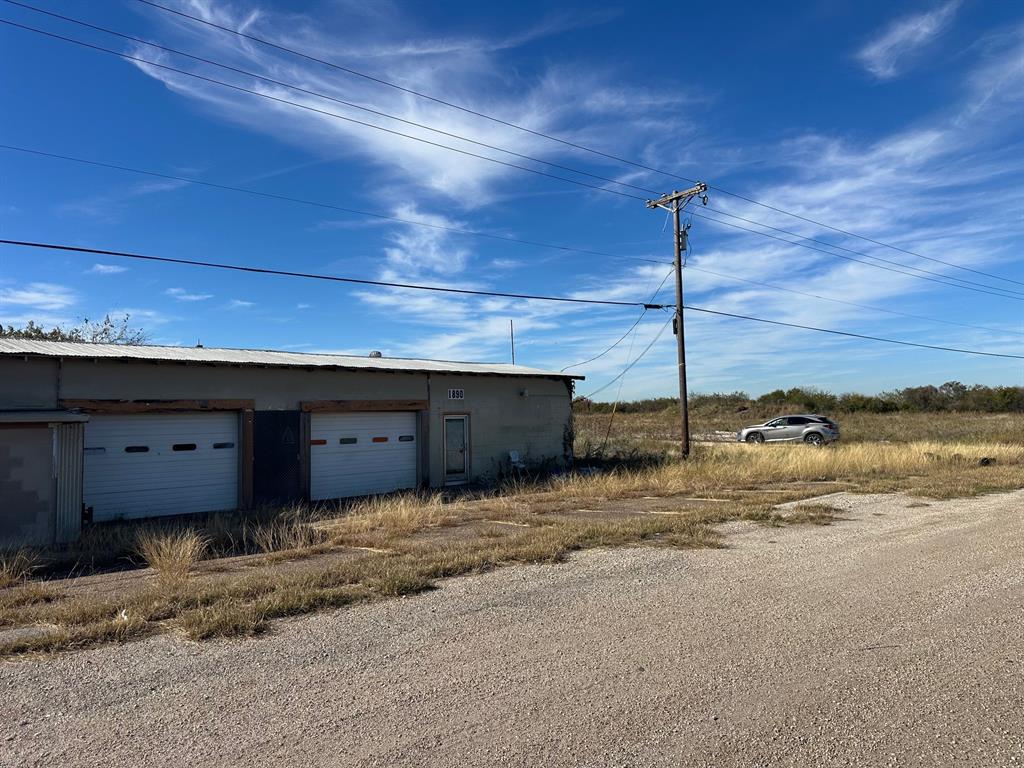 1890 S Main Street Property Photo 4