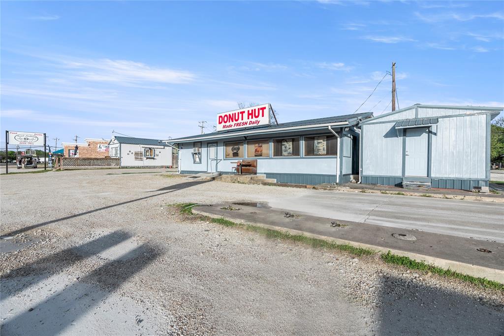 300 N Bosque Street Property Photo 4