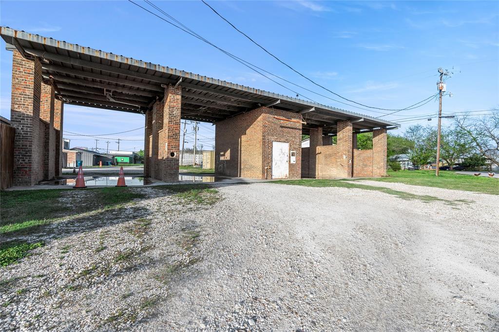 300 N Bosque Street Property Photo 18