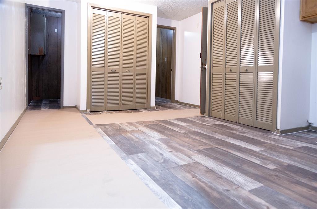 211 S Austin Street Property Photo 9