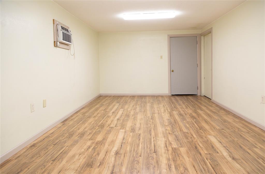 211 S Austin Street Property Photo 22