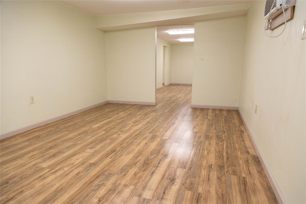 211 S Austin Street Property Photo 23