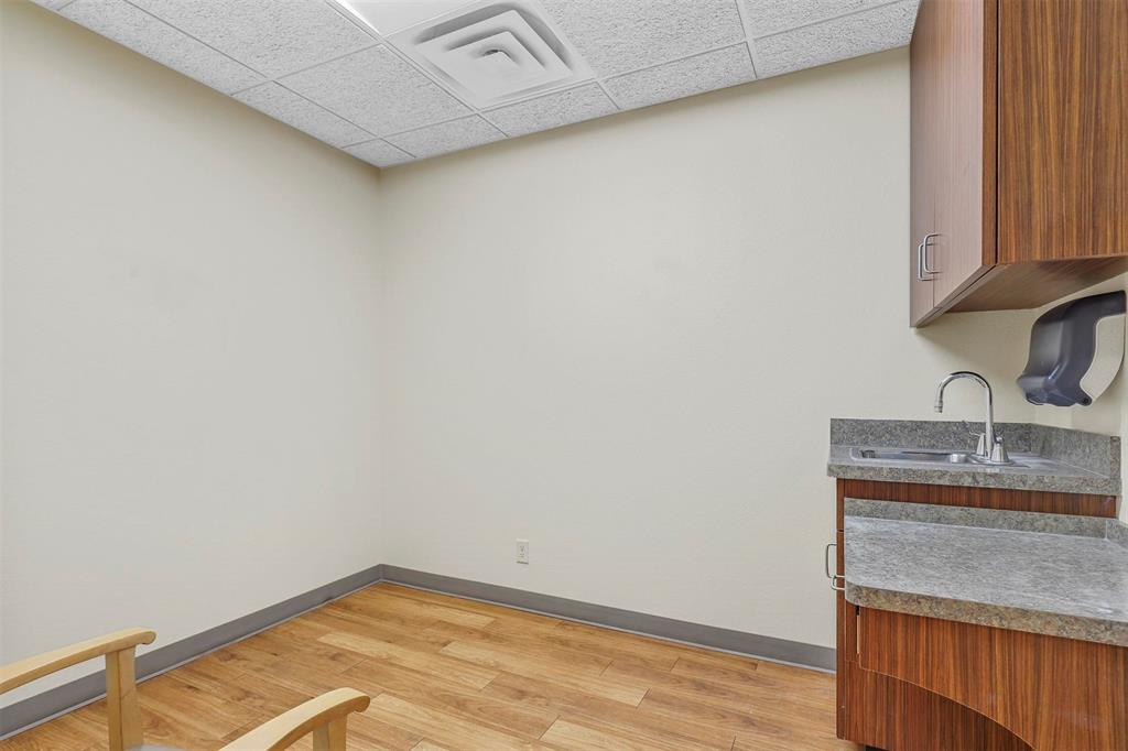 11801 South Freeway Property Photo 7