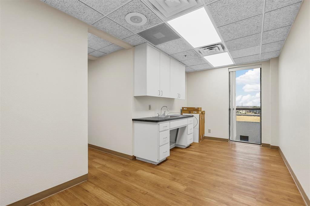 11801 South Freeway Property Photo 4