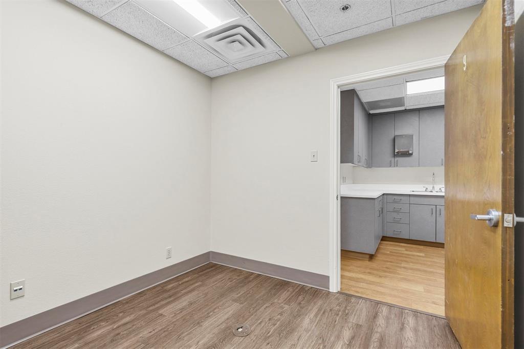 11801 South Freeway Property Photo 7