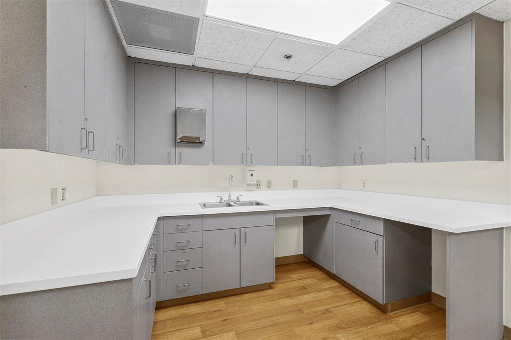 11801 South Freeway Property Photo 8