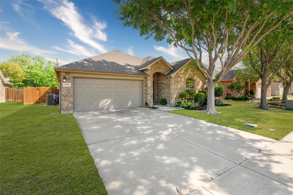 975 Crockett Drive Property Photo 4