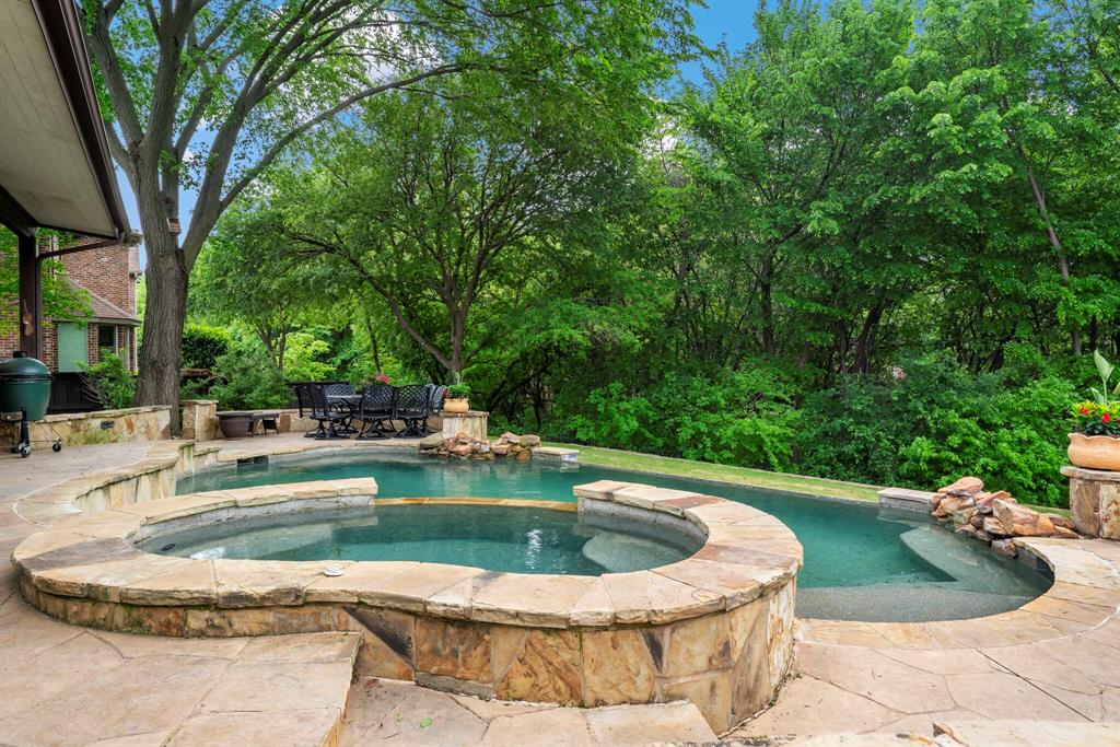 900 Woodcliff Drive Property Photo 4
