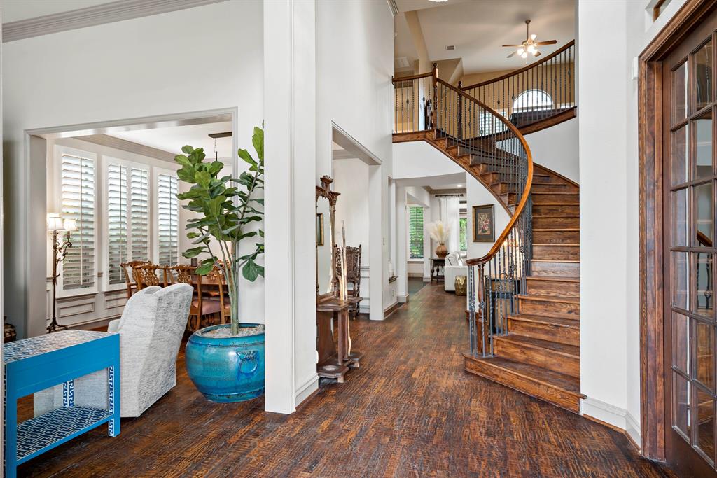 900 Woodcliff Drive Property Photo 11