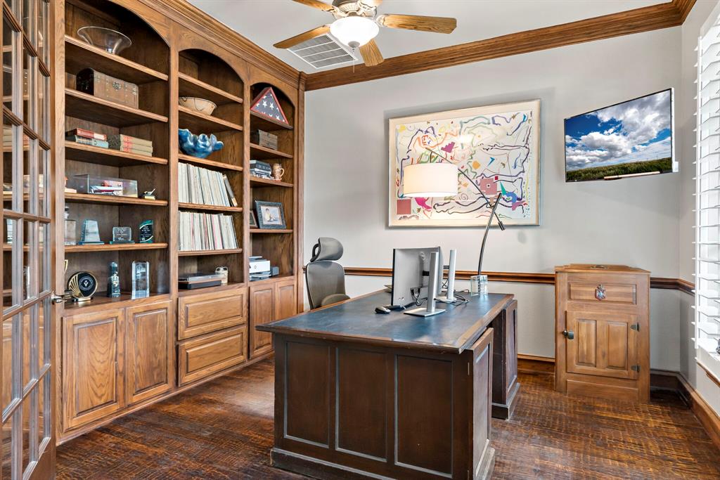 900 Woodcliff Drive Property Photo 15