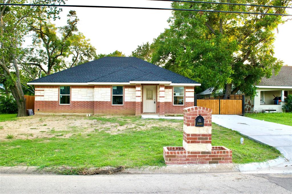 2208 N Beaton Street Property Photo 1