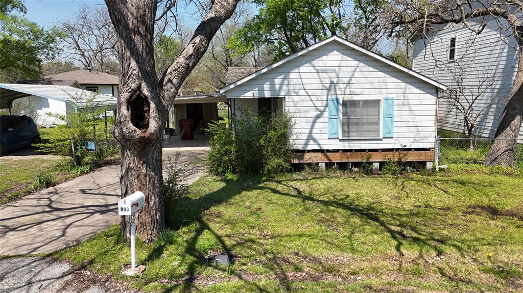 903 E 10th Street Property Photo