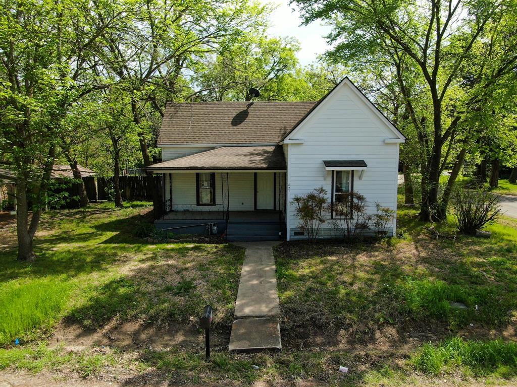621 W 12th Street Property Photo