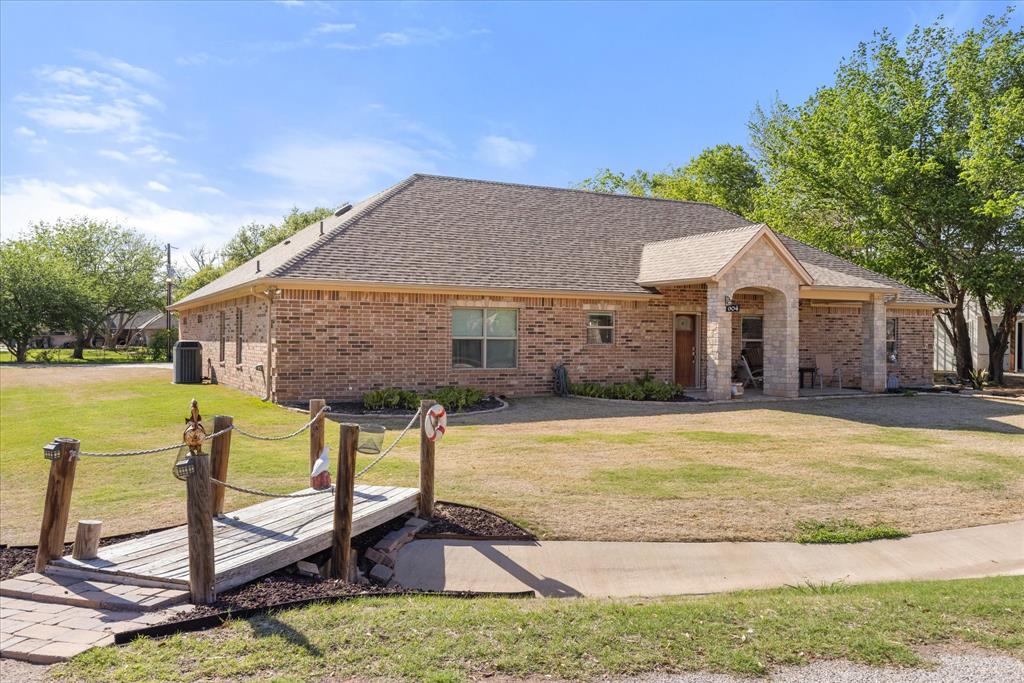 904 Janis Street Property Photo 1