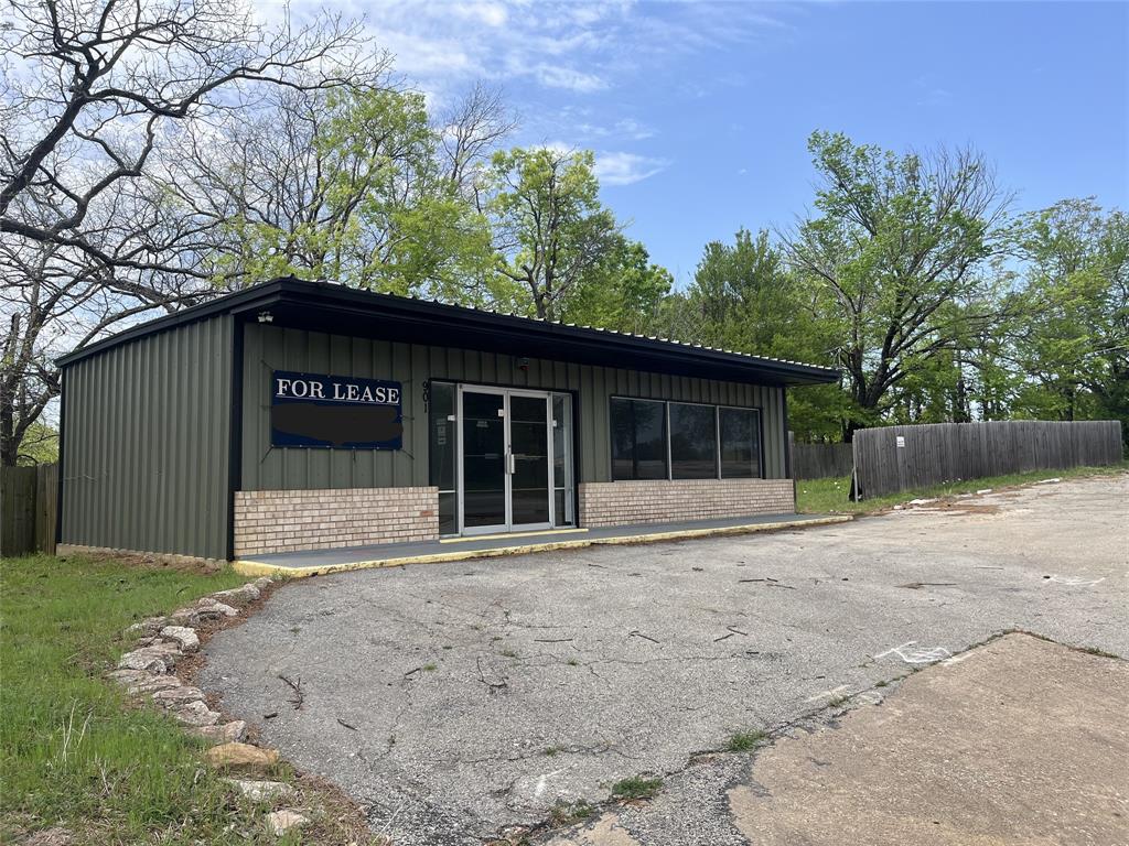901 N Tone Avenue Property Photo 1