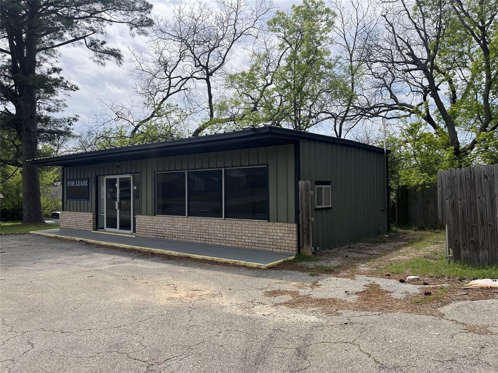 901 N Tone Avenue Property Photo 2