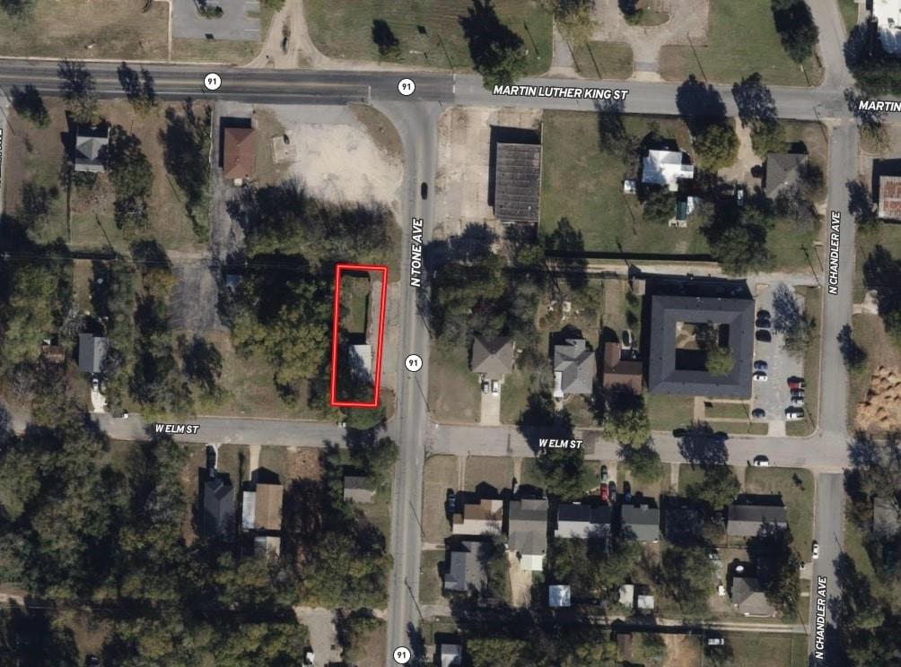 901 N Tone Avenue Property Photo 3