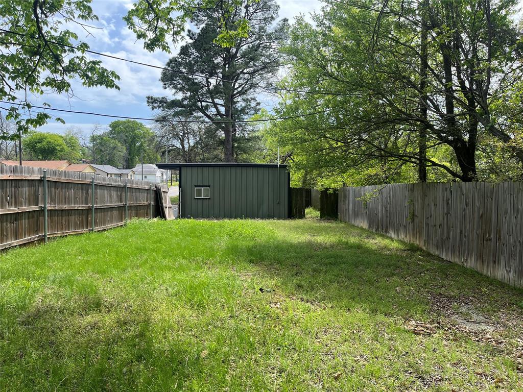 901 N Tone Avenue Property Photo 11