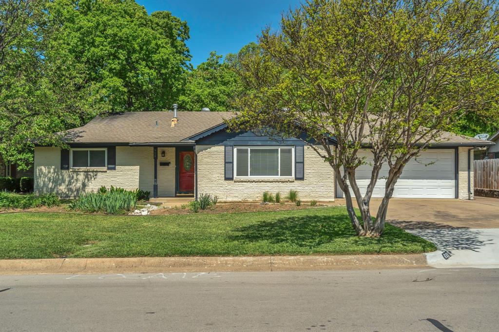 908 Oakwood Drive Property Photo 1