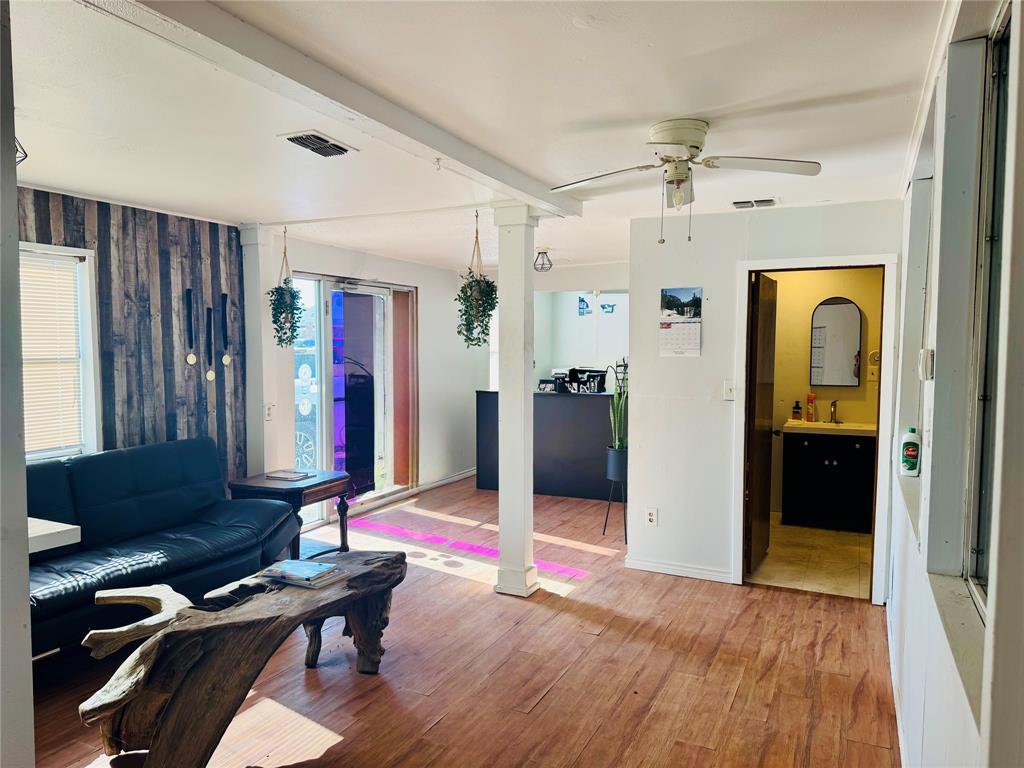 300 Aspen Property Photo 3