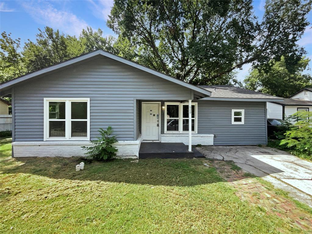 609 W Lone Star Avenue Property Photo 1