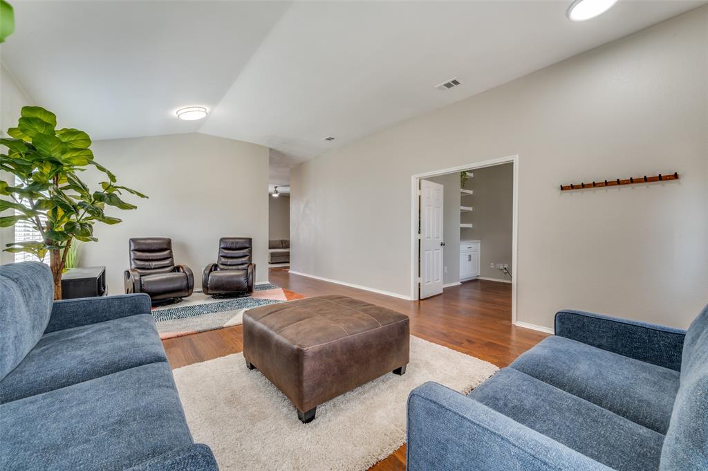9308 Yorktown Street Property Photo 6