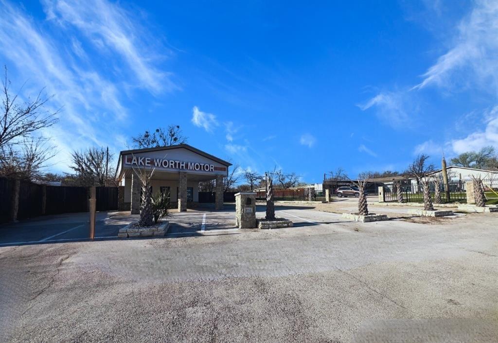 5715 Azle Avenue Property Photo 2