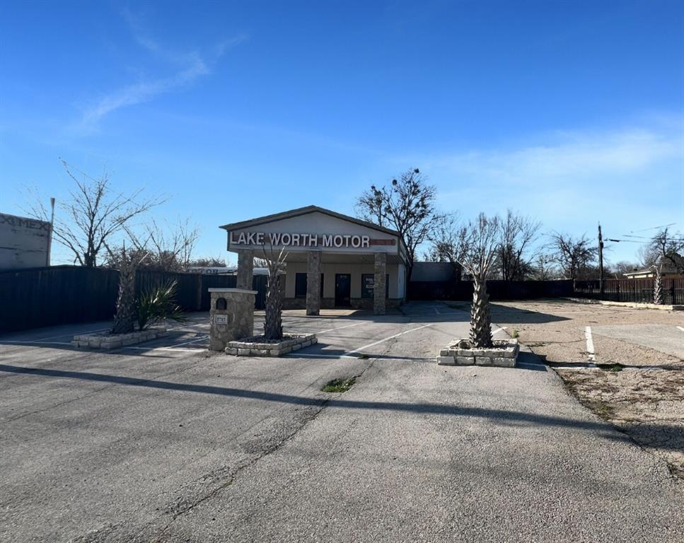 5715 Azle Avenue Property Photo 3